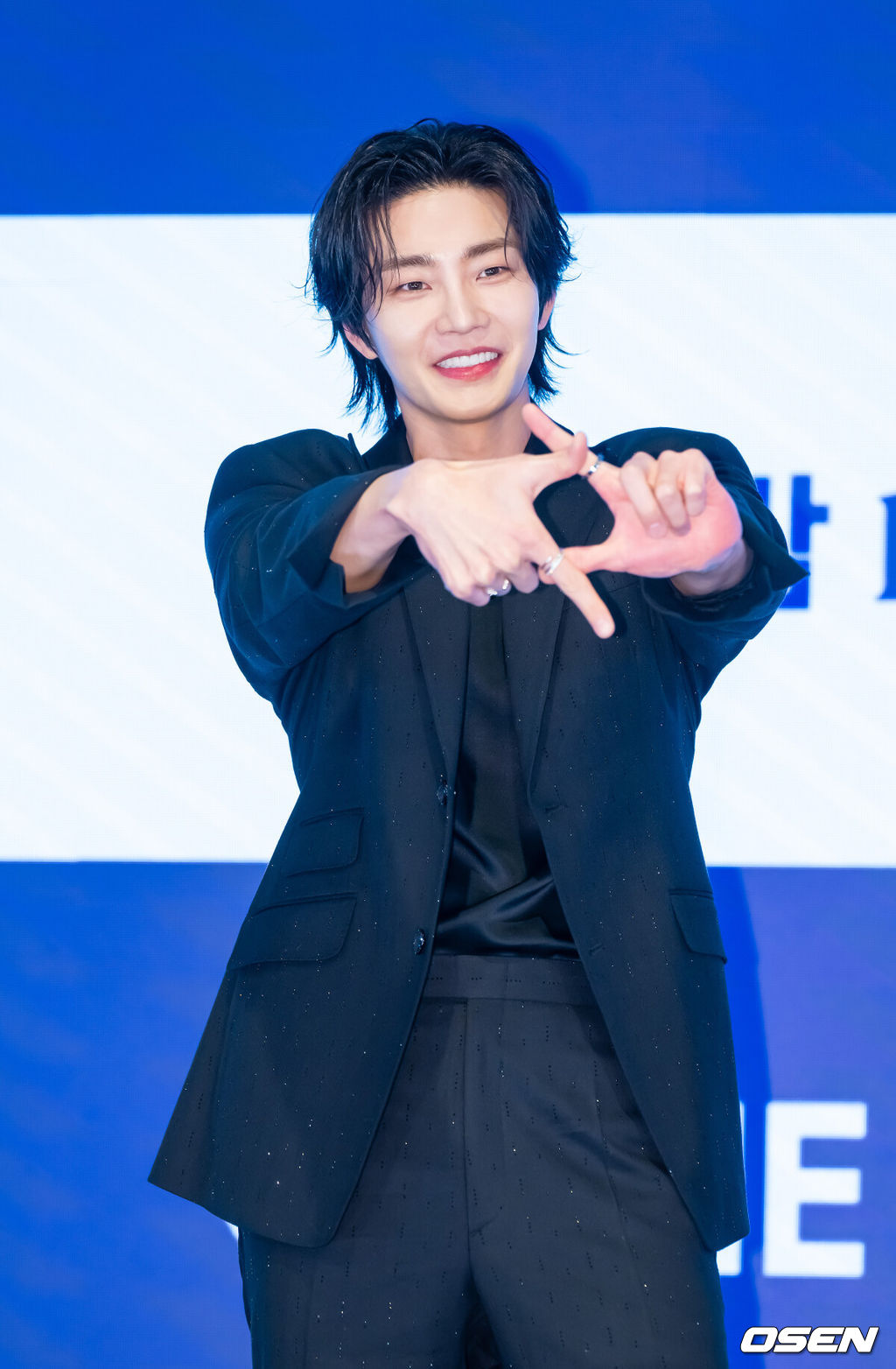 EN=박준형 기자] 16일 오후 서울 신도림 디큐브시티 내 더 세인트 호텔에서 지니 TV 오리지널 드라마 ‘아이돌아이’(연출 이광영 극본 김다린) 제작발표회가 진행됐다.팬심 만렙의 스타 변호사 맹세나(최수영 분)가 살인 용의자로 몰린 ‘최애’ 아이돌 도라익(김재영 분)의 사건을 맡으며 벌어지는 미스터리 법정 로맨스다.배우 김재영이 포즈를 취하고 있다.    2025.12.16 / soul1014@osen.co.kr  