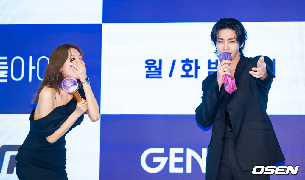 16일 오후 서울 신도림 디큐브시티 내 더 세인트 호텔에서 지니 TV 오리지널 드라마 ‘아이돌아이’(연출 이광영 극본 김다린) 제작발표회가 진행됐다.팬심 만렙의 스타 변호사 맹세나(최수영 분)가 살인 용의자로 몰린 ‘최애’ 아이돌 도라익(김재영 분)의 사건을 맡으며 벌어지는 미스터리 법정 로맨스다.배우 최수영과 김재영이 포즈를 취하고 있다.    2025.12.16 / soul1014@osen.co.kr