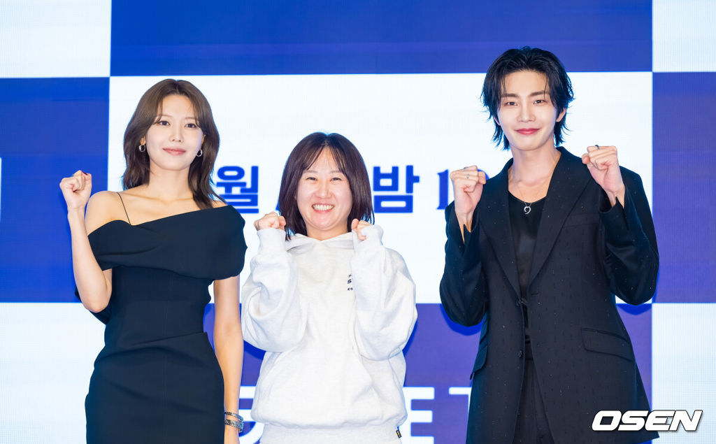 EN=박준형 기자] 16일 오후 서울 신도림 디큐브시티 내 더 세인트 호텔에서 지니 TV 오리지널 드라마 ‘아이돌아이’(연출 이광영 극본 김다린) 제작발표회가 진행됐다.팬심 만렙의 스타 변호사 맹세나(최수영 분)가 살인 용의자로 몰린 ‘최애’ 아이돌 도라익(김재영 분)의 사건을 맡으며 벌어지는 미스터리 법정 로맨스다.배우 최수영과 이광영 감독, 김재영이 포즈를 취하고 있다.    2025.12.16 / soul1014@osen.co.kr  