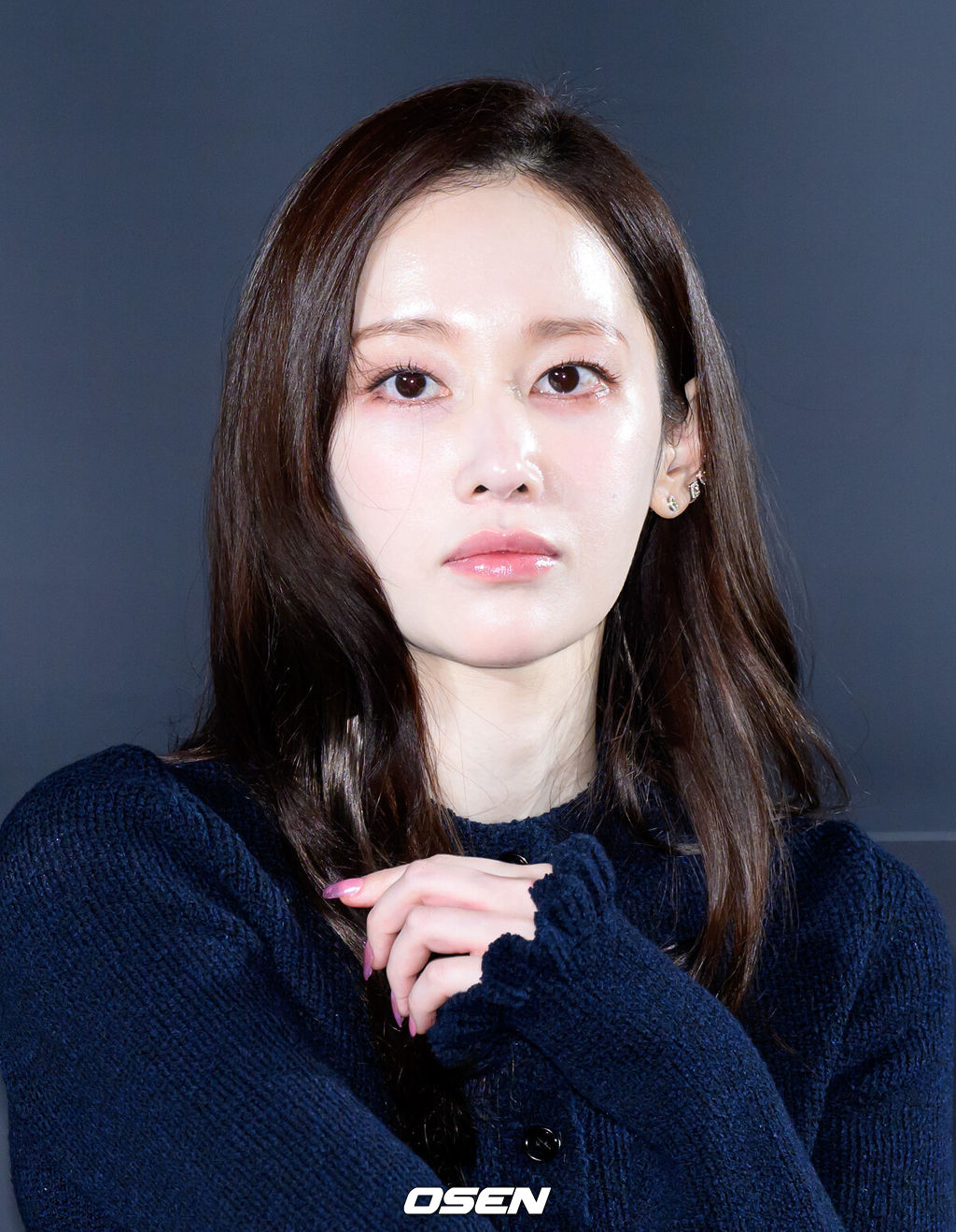 16일 서울 강남구 메가박스 코엑스에서 영화 '프로젝트Y’ 제작보고회가 열렸다.범죄 엔터테이닝 무비 '프로젝트Y'는 화려한 도시 그 한가운데에서 다른 내일을 꿈꾸며 살아가던 미선과 도경이 인생의 벼랑 끝에서 검은 돈과 금괴를 훔치면서 벌어지는 이야기를 그린 작품으로 2026년 1월 21일 극장에서 개봉한다.배우 전종서가 취재진의 질문을 듣고 있다. 2025.12.16 /sunday@osen.co.kr