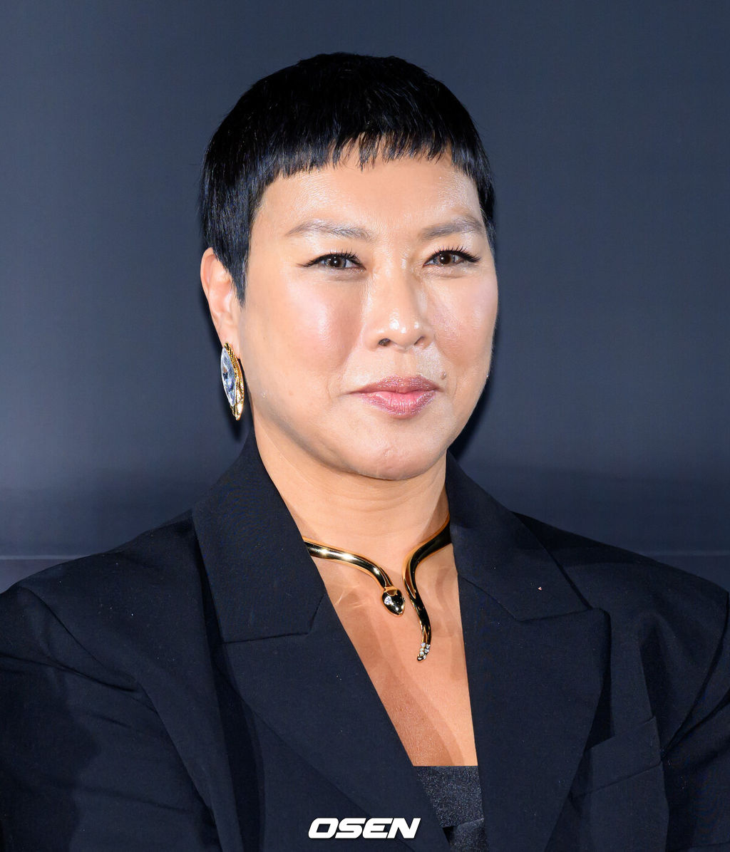 16일 서울 강남구 메가박스 코엑스에서 영화 '프로젝트Y’ 제작보고회가 열렸다.범죄 엔터테이닝 무비 '프로젝트Y'는 화려한 도시 그 한가운데에서 다른 내일을 꿈꾸며 살아가던 미선과 도경이 인생의 벼랑 끝에서 검은 돈과 금괴를 훔치면서 벌어지는 이야기를 그린 작품으로 2026년 1월 21일 극장에서 개봉한다.배우 정영주가 취재진의 질문을 듣고 있다. 2025.12.16 /sunday@osen.co.kr