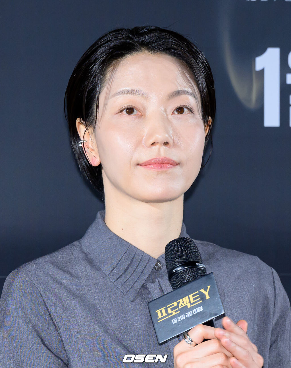 16일 서울 강남구 메가박스 코엑스에서 영화 '프로젝트Y’ 제작보고회가 열렸다.범죄 엔터테이닝 무비 '프로젝트Y'는 화려한 도시 그 한가운데에서 다른 내일을 꿈꾸며 살아가던 미선과 도경이 인생의 벼랑 끝에서 검은 돈과 금괴를 훔치면서 벌어지는 이야기를 그린 작품으로 2026년 1월 21일 극장에서 개봉한다.배우 김신록이 취재진의 질문을 듣고 있다. 2025.12.16 /sunday@osen.co.kr