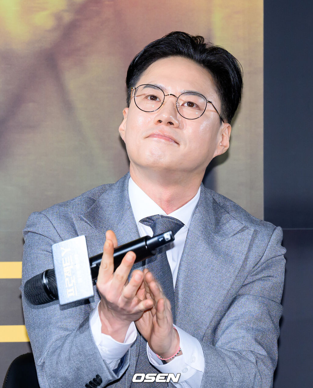 16일 서울 강남구 메가박스 코엑스에서 영화 '프로젝트Y’ 제작보고회가 열렸다.범죄 엔터테이닝 무비 '프로젝트Y'는 화려한 도시 그 한가운데에서 다른 내일을 꿈꾸며 살아가던 미선과 도경이 인생의 벼랑 끝에서 검은 돈과 금괴를 훔치면서 벌어지는 이야기를 그린 작품으로 2026년 1월 21일 극장에서 개봉한다.이환 감독이 취재진의 질문을 듣고 있다. 2025.12.16 /sunday@osen.co.kr