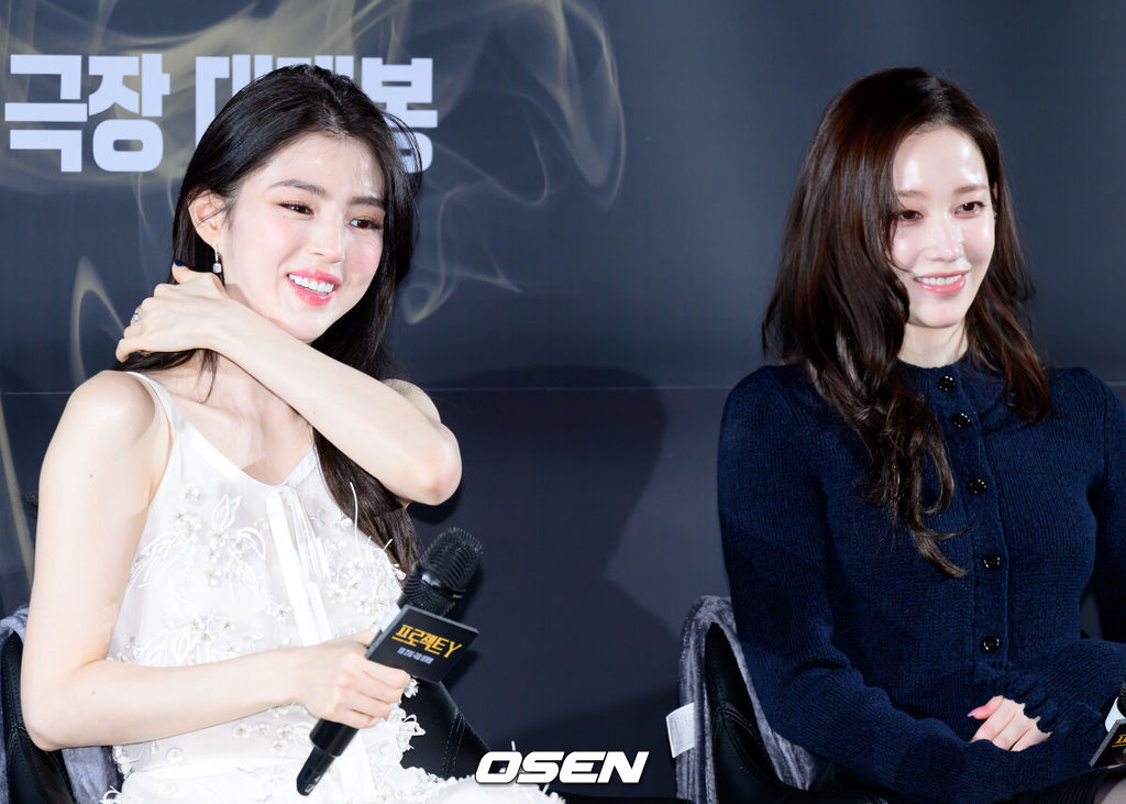 16일 서울 강남구 메가박스 코엑스에서 영화 '프로젝트Y’ 제작보고회가 열렸다.범죄 엔터테이닝 무비 '프로젝트Y'는 화려한 도시 그 한가운데에서 다른 내일을 꿈꾸며 살아가던 미선과 도경이 인생의 벼랑 끝에서 검은 돈과 금괴를 훔치면서 벌어지는 이야기를 그린 작품으로 2026년 1월 21일 극장에서 개봉한다.배우 한소희와 전종서가 취재진의 질문을 듣고 있다. 2025.12.16 /sunday@osen.co.kr