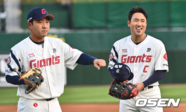[OSEN=부산, 이석우 기자] 롯데 자이언츠 정훈, 전준우 / foto0307@osen.co.kr