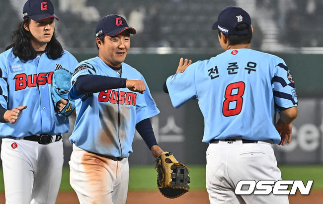 [OSEN=부산, 이석우 기자] 롯데 자이언츠 정훈, 전준우/ foto0307@osen.co.kr