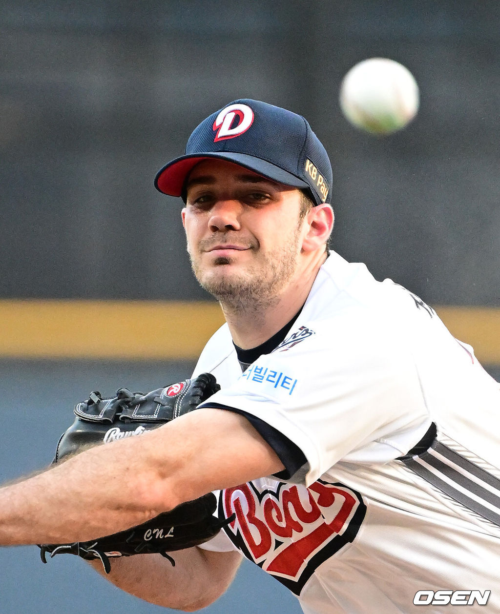 20일 오후 서울 잠실구장에서 2025 신한 SOL Bank KBO리그 두산 베어스와 SSG 랜더스의 경기가 열렸다.이날 두산은 잭로그, SSG는 전영준을 선발로 내세웠다.1회초 두산 잭로그가 역투하고 있다. 2025.05.20 /jpnews@osen.co.kr