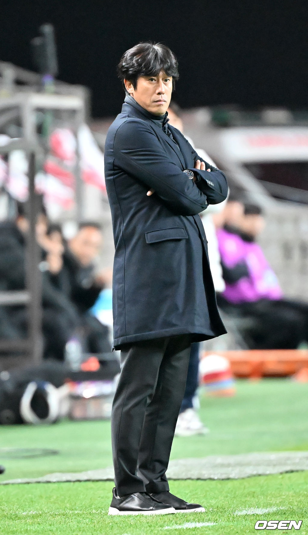 4일 오후 서울 상암동 서울월드컵경기장에서 '2025-2026 아시아축구연맹(AFC) 챔피언스리그 엘리트(ACLE) 리그'  스테이지 4차전 FC서울과 청두 룽청의 경기가 진행됐다.서울은 ACLE 앞선 3경기에서 1승 1무 1패를 거둬 12개 팀 중 6위에 올라가 있다.청두 서정원 감독이 경기를 주시하고 있다. 2025.11.04 / rumi@osen.co.kr