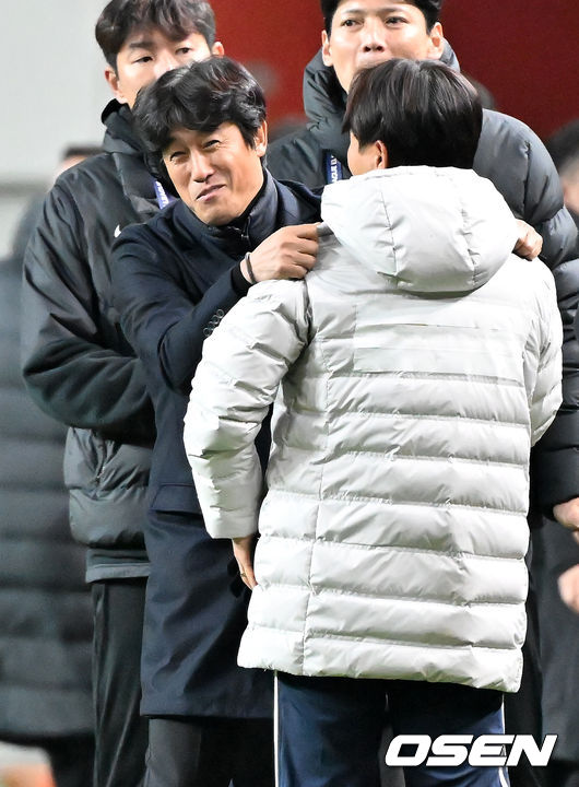 [OSEN=서울월드컵경기장, 민경훈 기자] 4일 오후 서울 상암동 서울월드컵경기장에서 '2025-2026 아시아축구연맹(AFC) 챔피언스리그 엘리트(ACLE) 리그'&nbsp; 스테이지 4차전 FC서울과 청두 룽청의 경기가 진행됐다.이 경기에서 양 팀은 0-0 무승부를 기록했다.&nbsp;청두 서정원 감독이 서울 김기동 감독과 포옹을 하고 있다. 2025.11.04 / rumi@osen.co.kr