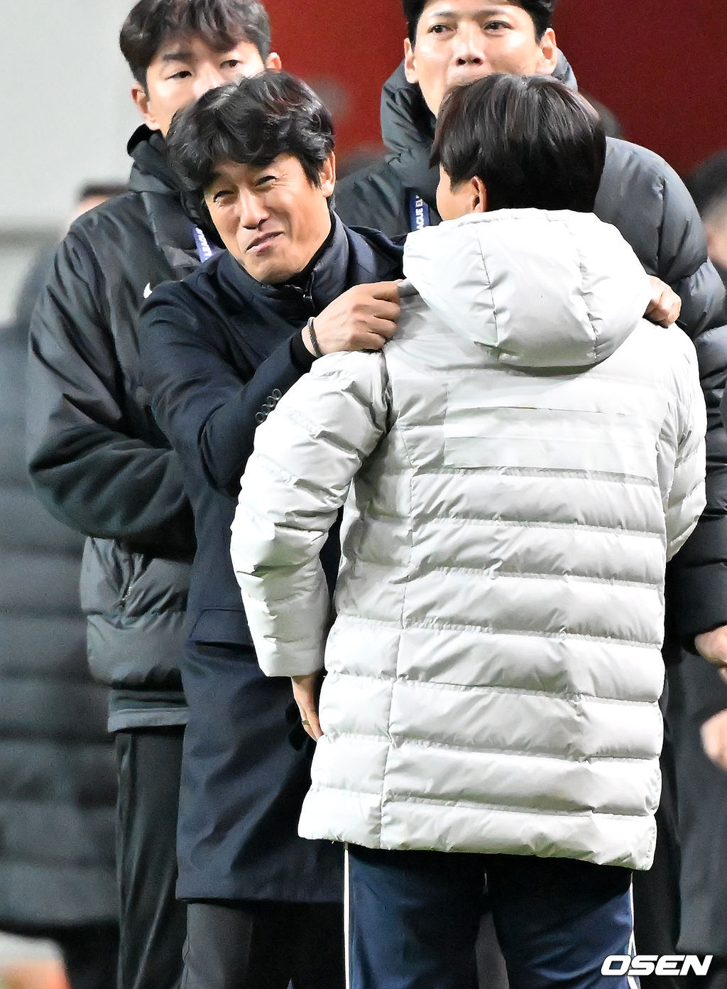 4일 오후 서울 상암동 서울월드컵경기장에서 '2025-2026 아시아축구연맹(AFC) 챔피언스리그 엘리트(ACLE) 리그'  스테이지 4차전 FC서울과 청두 룽청의 경기가 진행됐다.이 경기에서 양 팀은 0-0 무승부를 기록했다. 청두 서정원 감독이 서울 김기동 감독과 포옹을 하고 있다. 2025.11.04 / rumi@osen.co.kr