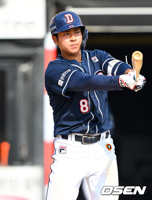 [OSEN=수원, 박준형 기자]&nbsp;20일 오후 경기도 수원KT위즈파크에서 2023 신한은행 SOL KBO리그 시범경기 KT 위즈와 두산 베어스의 경기가 진행됐다.7회초 두산 송승환이 안타를 날리고 타구를 날리고 있다  2023.03.20  / soul1014@osen.co.kr