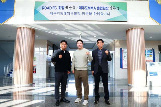 로드FC&nbsp;정문홍 회장이 윤태영의 웰터급 챔피언 등극을 축하하기 위해 제주도를 찾았다.&nbsp;대한민국 종합격투기의 새로운 역사를 쓴 순간을 기념하는 뜻깊은 방문이었다. / 로드FC
