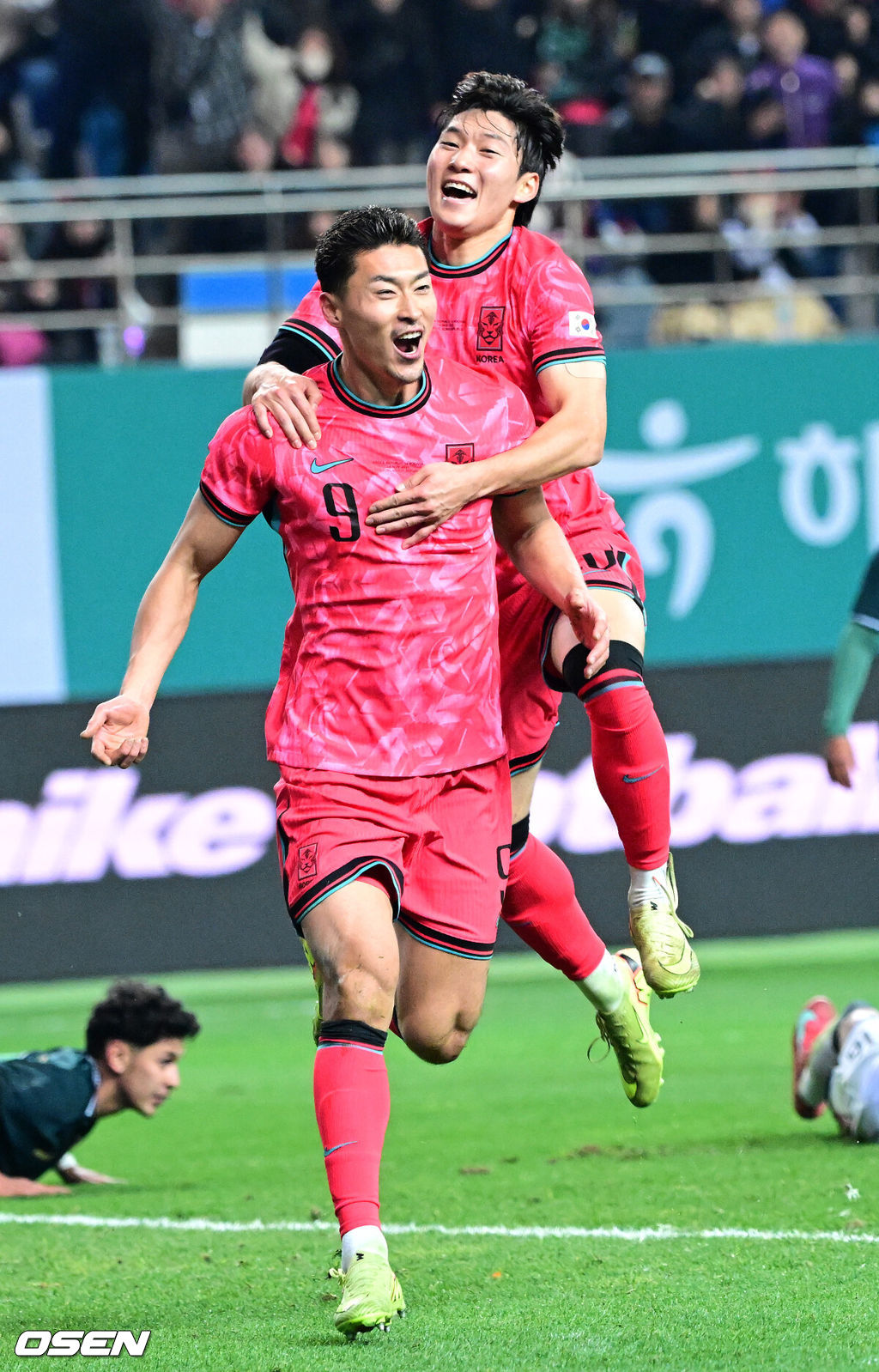 1년 8개월 만에 대표팀으로 돌아온 조규성이 골맛을 봤다. 손흥민도 프리킥 득점으로 한국을 승리로 이끌었다.홍명보 감독이 이끄는 한국축구대표팀(FIFA 랭킹 22위)은 14일 대전월드컵경기장에서 볼리비아(76위)와 11월 A매치 1차전을 치러 2-0으로 승리했다. 후반 막판 한국 조규성이 팀 두번째 골을 작렬시킨 뒤 배준호와 환호하고 있다. 2025.11.14 / dreamer@osen.co.kr