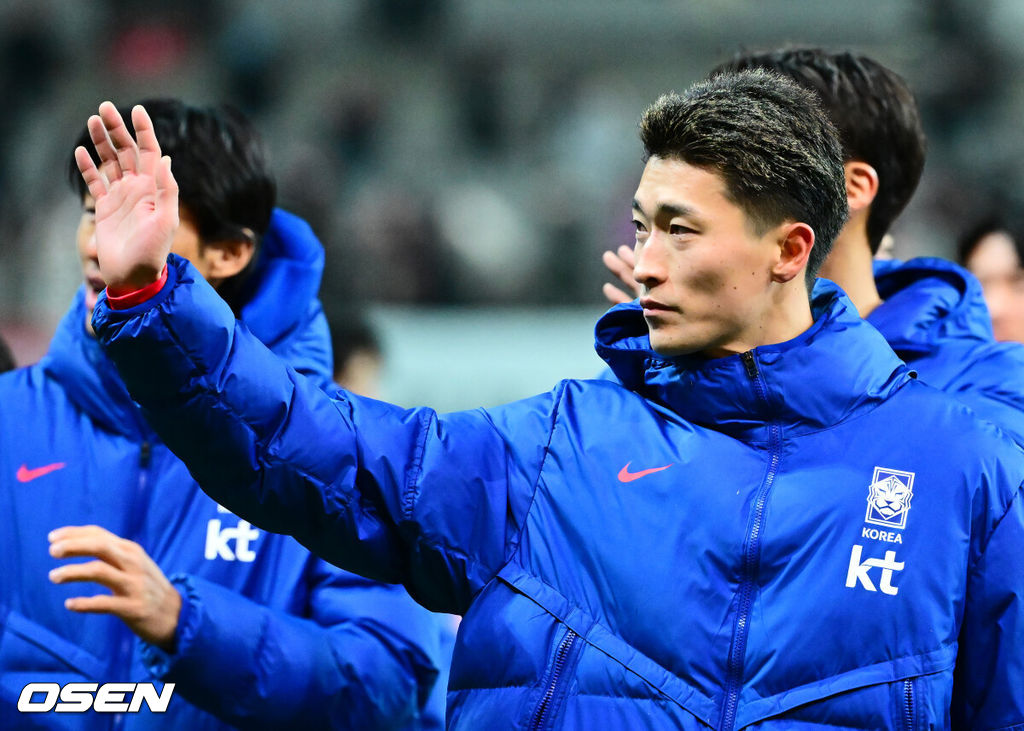 홍명보 감독이 이끄는 한국 축구대표팀이 18일 오후 8시 서울월드컵경기장에서 열린 11월 A매치 두 번째 친선경기에서 '아프리카 강호' 가나를 상대로 1-0 승리했다.내달 2026 국제축구연맹(FIFA) 북중미 월드컵 조 추첨을 앞두고 열리는 마지막 평가전이었다. 한국은 가나까지 잡아내면서 사상 최초로 월드컵 포트 2를 확정하게 됐다. 이로써 대표팀은 홍명보 감독이 부임한 뒤 처음으로 A매치 2연전에서 나란히 승리를 거두게 됐다.경기를 마치고 대한민국 조규성이 팬들에게 인사를 하고 있다. 2025.11.18 /jpnews@osen.co.kr