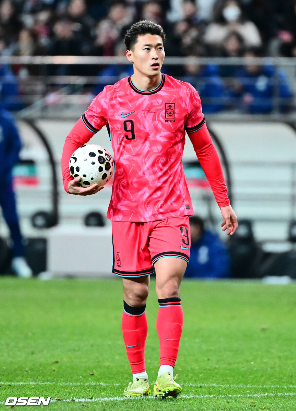 홍명보 감독이 이끄는 한국 축구대표팀이 18일 오후 8시 서울월드컵경기장에서 열린 11월 A매치 두 번째 친선경기에서 '아프리카 강호' 가나를 상대로 1-0 승리했다.내달 2026 국제축구연맹(FIFA) 북중미 월드컵 조 추첨을 앞두고 열리는 마지막 평가전이었다. 한국은 가나까지 잡아내면서 사상 최초로 월드컵 포트 2를 확정하게 됐다. 이로써 대표팀은 홍명보 감독이 부임한 뒤 처음으로 A매치 2연전에서 나란히 승리를 거두게 됐다.후반 대한민국 조규성이 황희찬이 페널티킥을 따내자 볼을 건네고 있다. 2025.11.18 /jpnews@osen.co.kr