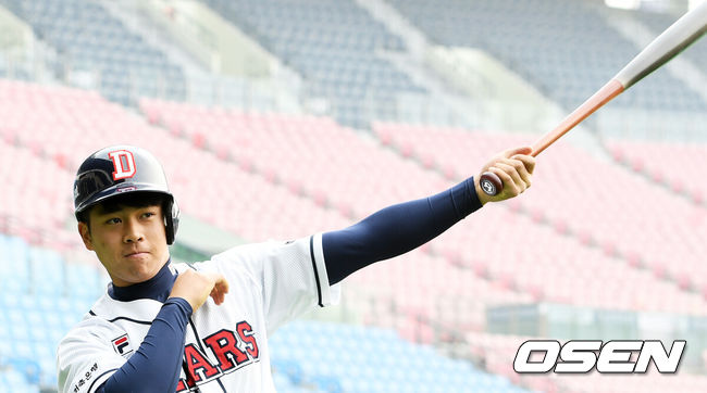 [OSEN=지형준 기자] 두산 베어스 시무식 겸 창단 기념일 행사가 15일 오전 서울 잠실야구장에서 열렸다.신인 송승환이 포토타임을 하고 있다. /jpnews@osen.co.kr