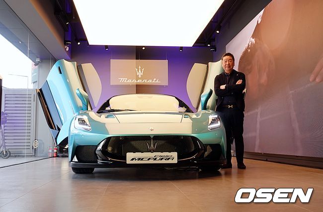 다카유키 기무라 총괄이 마세라티 슈퍼 스포츠카 MCPURA 첼로(Cielo) 옆에서 포즈를 취했다.