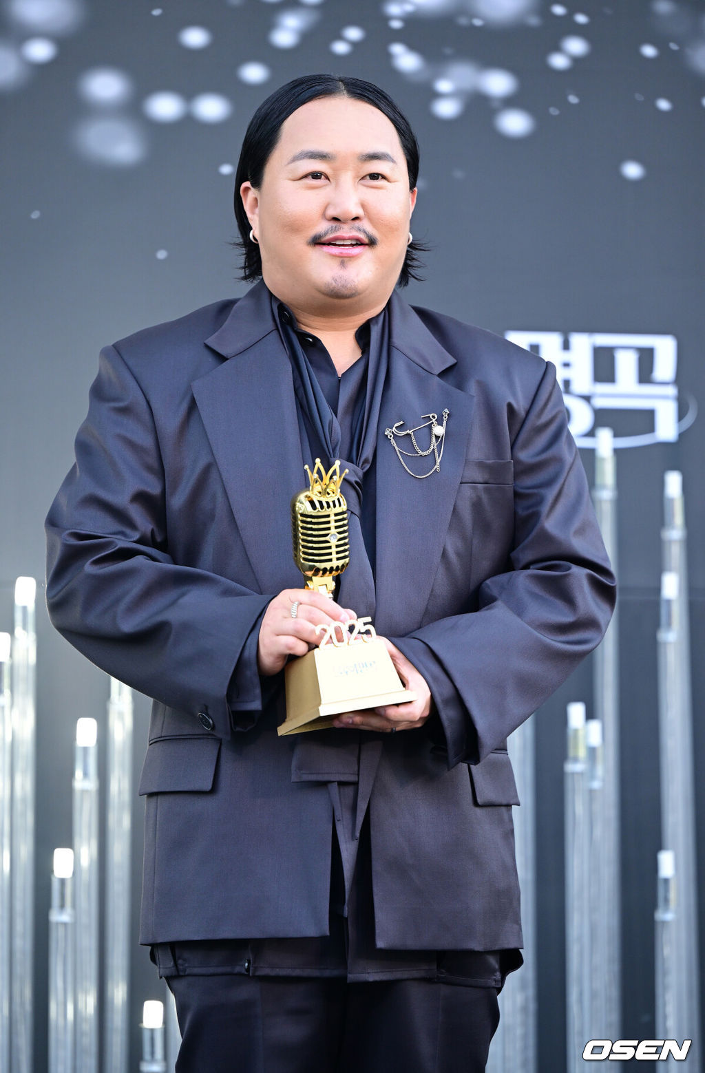 23일 인천 남동체육관에서 KBS 2TV '불후의 명곡' 2025 상반기 왕중왕전 레드카펫이 진행됐다.이번 왕중왕전에는 조째즈, 라포엠, 신승태&최수호, 손태진&전유진, 정준일, 알리, 소향, 허용별, 이승기&이홍기, 최정원&손승연 등이 참가한다.가수 조째즈가 포토타임을 하고 있다. 2025.06.23 / dreamer@osen.co.kr