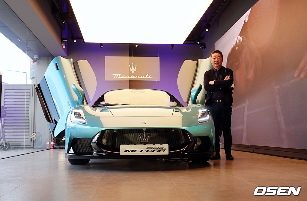 다카유키 기무라 총괄이 마세라티 슈퍼 스포츠카 MCPURA 첼로(Cielo) 옆에서 포즈를 취했다.