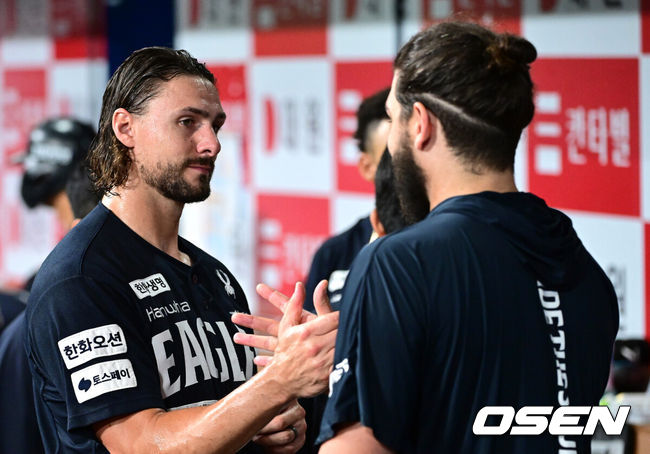 [OSEN=고척, 최규한 기자] 6일 서울 고척스카이돔에서 ‘2025 신한 SOL Bank KBO리그’ 키움 히어로즈와 한화 이글스의 경기가 열렸다.홈팀 키움은 박주성, 방문팀 한화는 라이언 와이스를 선발로 내세웠다.6회말 키움 공격을 무실점으로 막아낸 한화 선발 와이스가 더그아웃에서 동료 투수 폰세와 인사를 나누고 있다. 2025.07.06 / dreamer@osen.co.kr