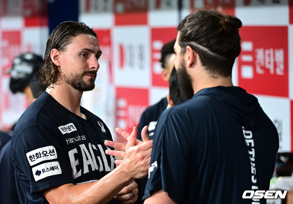 6일 서울 고척스카이돔에서 ‘2025 신한 SOL Bank KBO리그’ 키움 히어로즈와 한화 이글스의 경기가 열렸다.홈팀 키움은 박주성, 방문팀 한화는 라이언 와이스를 선발로 내세웠다.6회말 키움 공격을 무실점으로 막아낸 한화 선발 와이스가 더그아웃에서 동료 투수 폰세와 인사를 나누고 있다. 2025.07.06 / dreamer@osen.co.kr