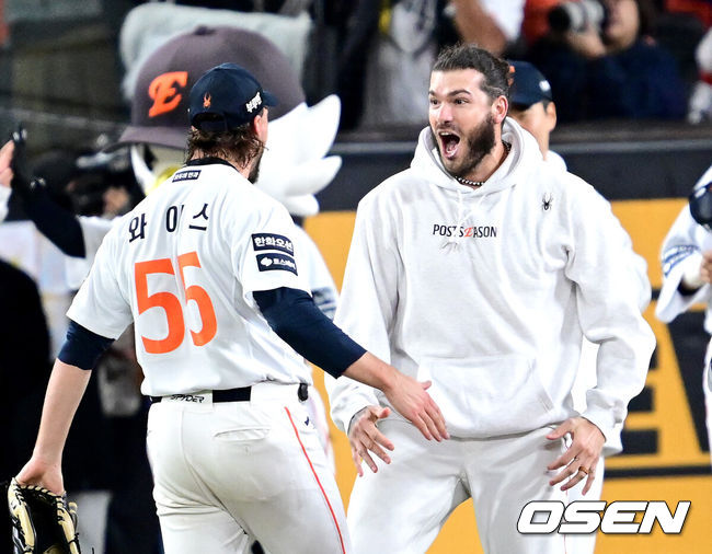 [OSEN=대전, 최규한 기자] 프로야구 한화 이글스가 24일 대전 한화생명볼파크에서 열린 2025 신한 SOL뱅크 KBO 플레이오프(5전 3선승제) 삼성 라이온즈와의 5차전에서 11-2 완승을 거뒀다.정규시즌 2위에 올라 플레이오프에 직행한 한화는 시리즈 전적 3승 2패로 한국시리즈행 티켓을 거머쥐었다. 2006년 이후 19년 만에 한국시리즈 진출이다. 반면 NC 다이노스와 와일드카드 결정전(1승 1패), SSG 랜더스와 준플레이오프(3승 1패)를 거쳐 플레이오프에 오른 4위 삼성은 투혼의 명승부에도 2년 연속 한국시리즈 진출이 좌절됐다.&nbsp;경기를 마치고 승리한 한화 폰세와 와이스가 기뻐하고 있다. 2025.10.24 / dreamer@osen.co.kr