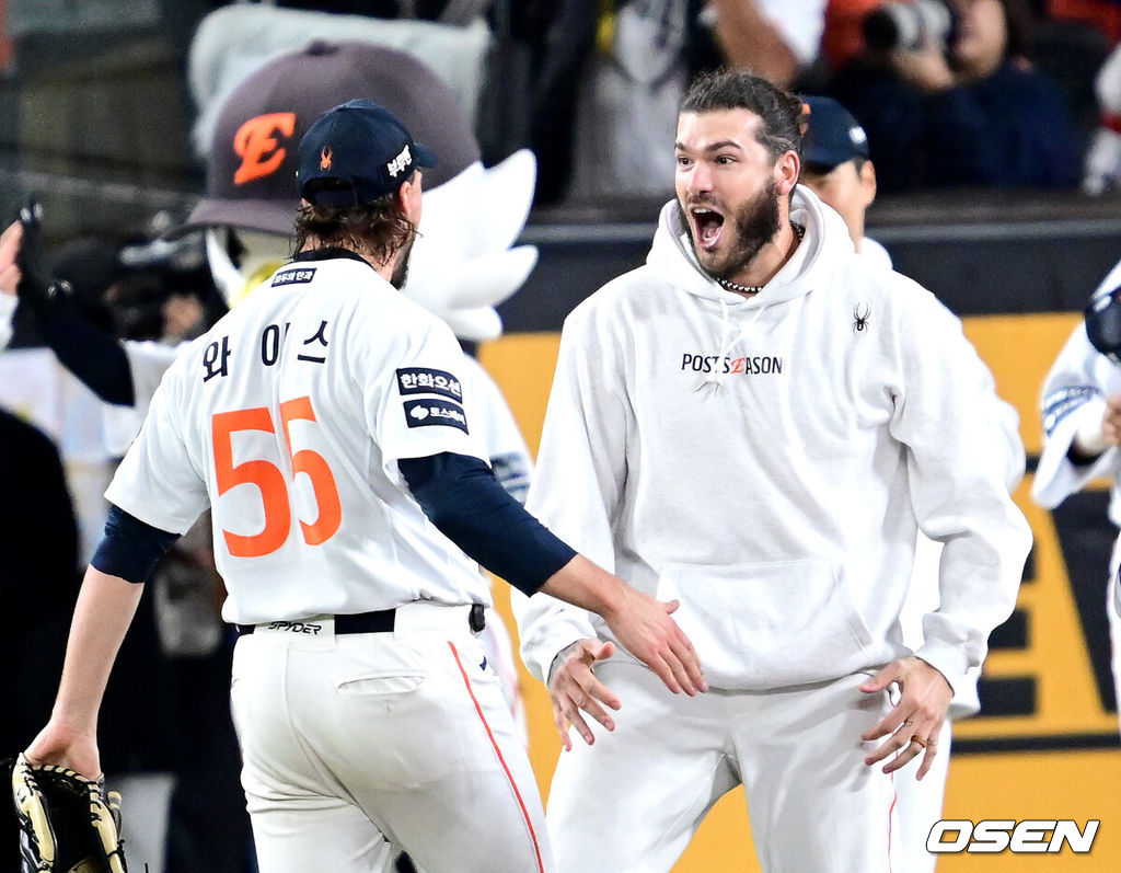 프로야구 한화 이글스가 24일 대전 한화생명볼파크에서 열린 2025 신한 SOL뱅크 KBO 플레이오프(5전 3선승제) 삼성 라이온즈와의 5차전에서 11-2 완승을 거뒀다.정규시즌 2위에 올라 플레이오프에 직행한 한화는 시리즈 전적 3승 2패로 한국시리즈행 티켓을 거머쥐었다. 2006년 이후 19년 만에 한국시리즈 진출이다. 반면 NC 다이노스와 와일드카드 결정전(1승 1패), SSG 랜더스와 준플레이오프(3승 1패)를 거쳐 플레이오프에 오른 4위 삼성은 투혼의 명승부에도 2년 연속 한국시리즈 진출이 좌절됐다. 경기를 마치고 승리한 한화 폰세와 와이스가 기뻐하고 있다. 2025.10.24 / dreamer@osen.co.kr