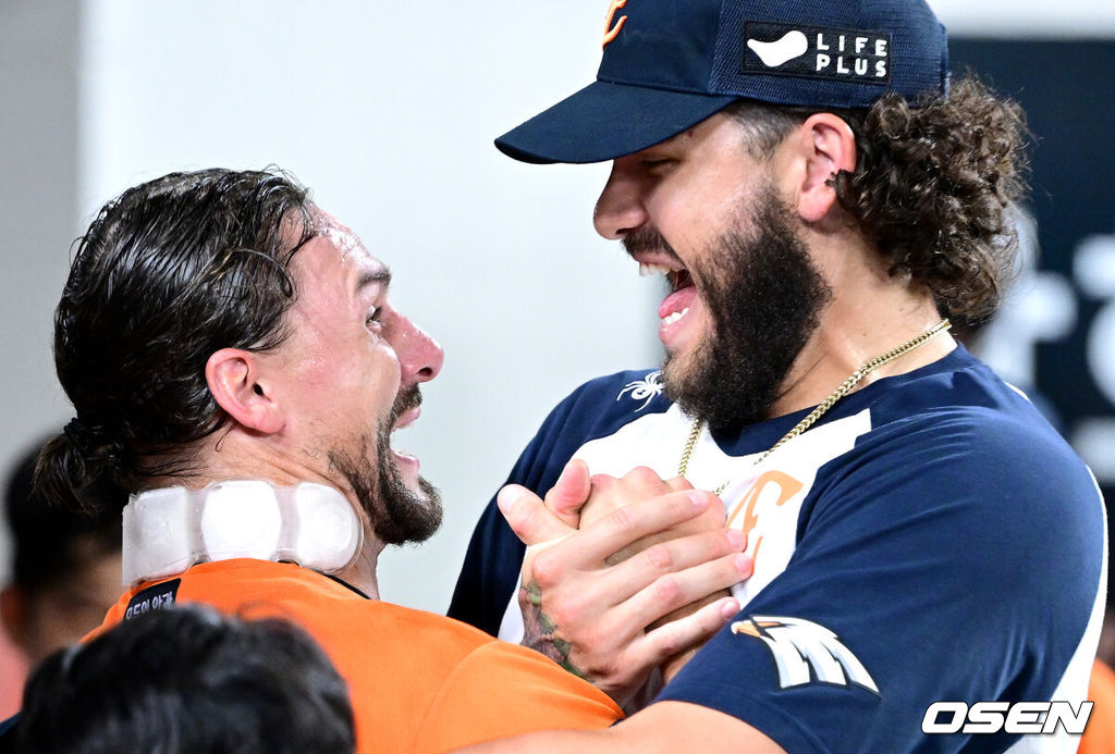 25일 대전 한화생명볼파크에서 ‘2025 신한 SOL Bank KBO리그’ 한화 이글스와 SSG 랜더스의 경기가 열렸다.홈팀 한화는 라이언 와이스, 방문팀 SSG는 드류 앤더슨을 선발로 내세웠다.7회초 SSG 공격을 무실점으로 막아낸 한화 선발 라이언 와이스가 동료 투수 코디 폰세와 인사를 나누고 있다. 2025.07.25 / dreamer@osen.co.kr