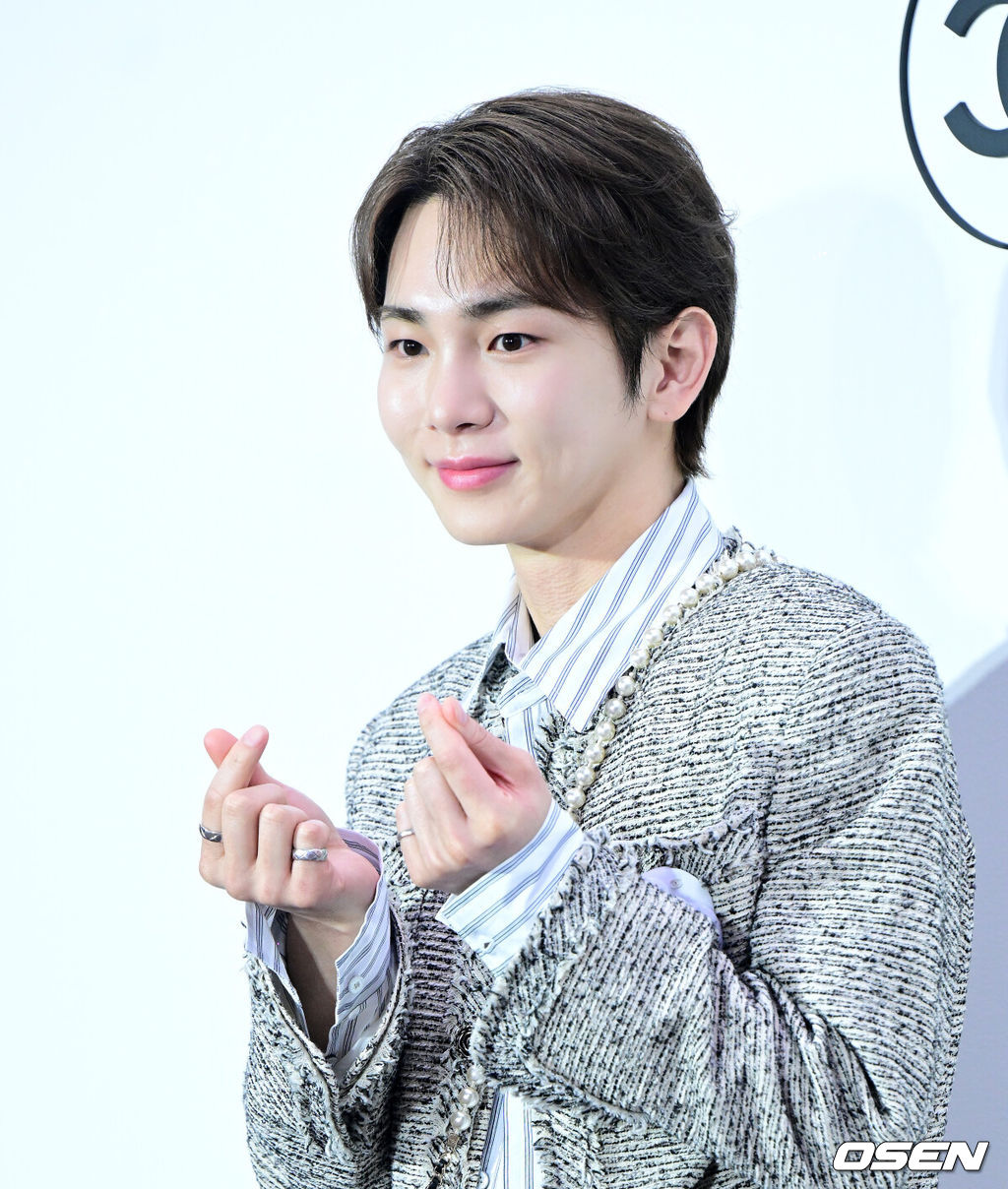 23일 오후 서울 성수동의 한 매장에서 럭셔리 뷰티 브랜드 포토월 행사가 열렸다.이날 행사에는 가수 뉴진스 민지, 세븐틴 호시, 스트레이키즈 승민, 샤이니 키, 레드벨벳 슬기, 몬스타엑스 아이엠, 오마이걸 유아가 참석했다.샤이니 키가 포즈를 취하고 있다. 2024.04.23 /jpnews@osen.co.kr