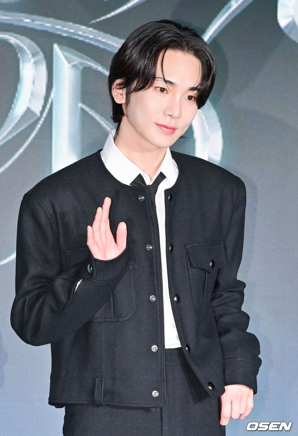 23일 오후 서울 페어몬트 앰버서더에서 샤이니 키(SHINee KEY)의 새 미니앨범 '플레저 숍(Pleasure Shop)' 발매 기념 기자간담회가 진행됐다.키 세 번째 미니앨범 '플레저 숍(Pleasure Shop)'은 이날 오후 6시 각종 음악 사이트에서 전곡 음원 공개되며 타이틀 곡 '플레저 숍(Pleasure Shop)' 뮤직비디오도 유튜브 SMTOWN 채널 등을 통해 동시에 만날 수 있다.이번 앨범은 타이틀 곡 '플레저 숍(Pleasure Shop)'을 포함해 '오버띵크(Overthink)' '골든(Golden)' '아이 노우(I Know)' '고잉 업(Going Up)' '노바케인(Novacaine)' 등 하우스 장르 위주의 총 6곡이 수록되어 한층 견고해진 키의 매력적인 음악 세계를 만끽하기에 충분하며 키의 생일에 발매되는 앨범인 만큼 키와 글로벌 팬들에게 특별한 선물이 될 전망이다.샤이니 키가 포즈를 취하고 있다.  2024.09.23  / soul1014@osen.co.kr