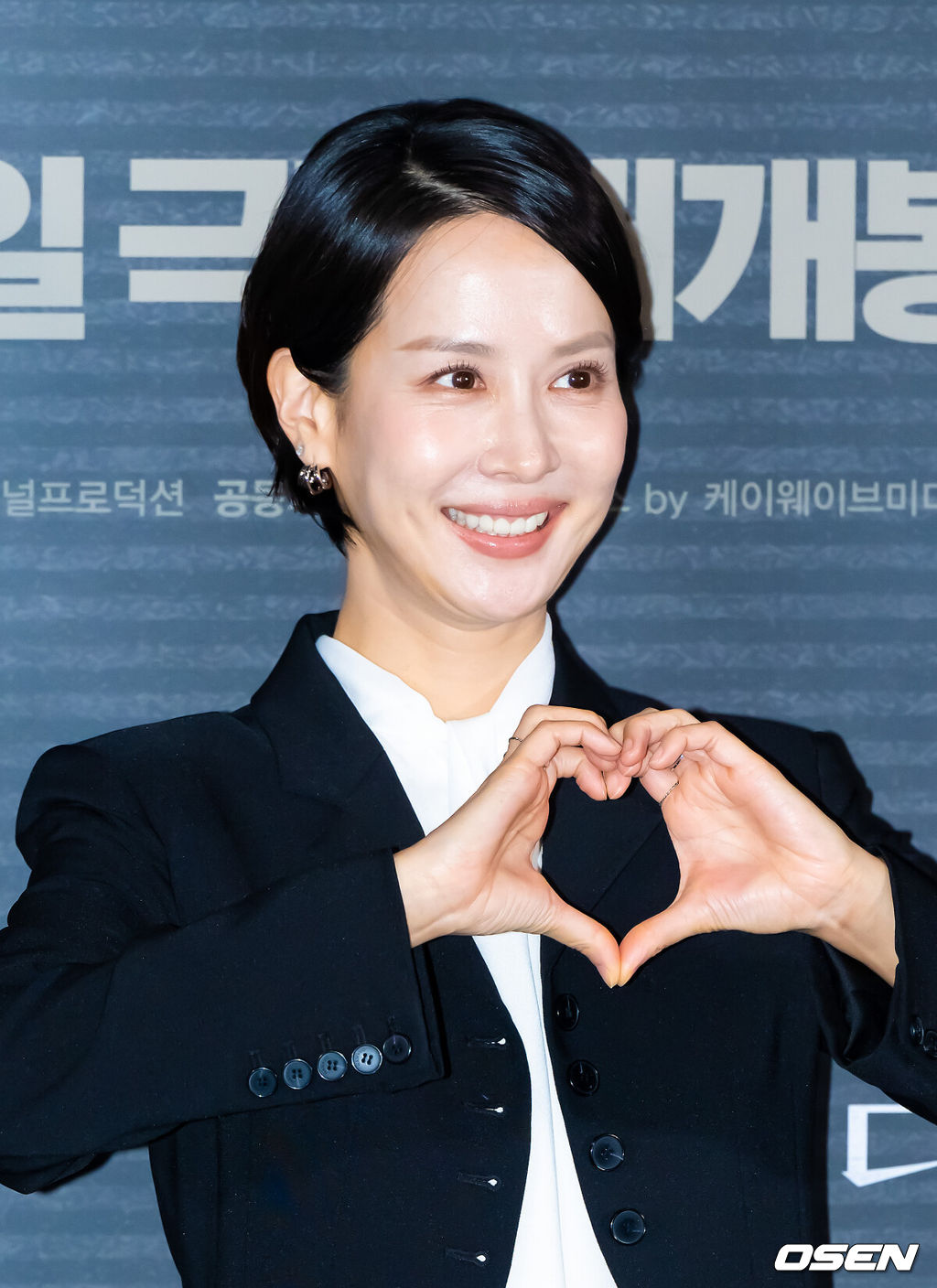 28일 오후 서울 용산아이파크몰 내 용산 CGV에서 영화 '살인자 리포트' 언론시사회가 진행됐다.영화 ‘살인자 리포트’는 특종에 목마른 베테랑 기자 선주(조여정)에게 정신과 의사 영훈(정성일)이 연쇄살인을 고백하는 인터뷰를 요청하면서 벌어지는 이야기다.배우 조여정이 포즈를 취하고 있다. 2025.08.28 / soul1014@osen.co.kr