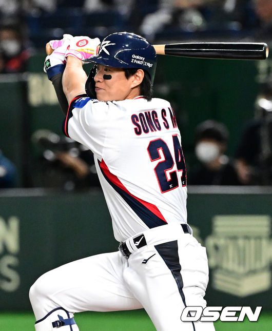 [OSEN=도쿄(일본), 조은정 기자] 16일 오후 일본 도쿄돔에서  ‘2025 NAVER K-BASEBALL SERIES’ 대한민국과 일본의 2차전 경기가 열렸다.한국은 정우주, 일본은 카네마루 유메토를 선발투수로 내세웠다.1회말 2사에서 대한민국 송성문이 내야안타를 치고 있다. 2025.11.16 /cej@osen.co.kr