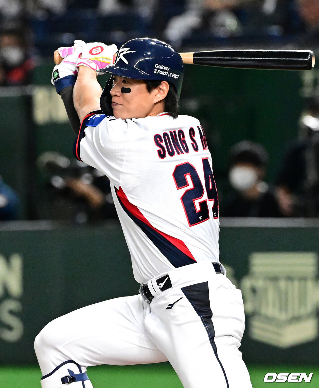 16일 오후 일본 도쿄돔에서  ‘2025 NAVER K-BASEBALL SERIES’ 대한민국과 일본의 2차전 경기가 열렸다.한국은 정우주, 일본은 카네마루 유메토를 선발투수로 내세웠다.1회말 2사에서 대한민국 송성문이 내야안타를 치고 있다. 2025.11.16 /cej@osen.co.kr