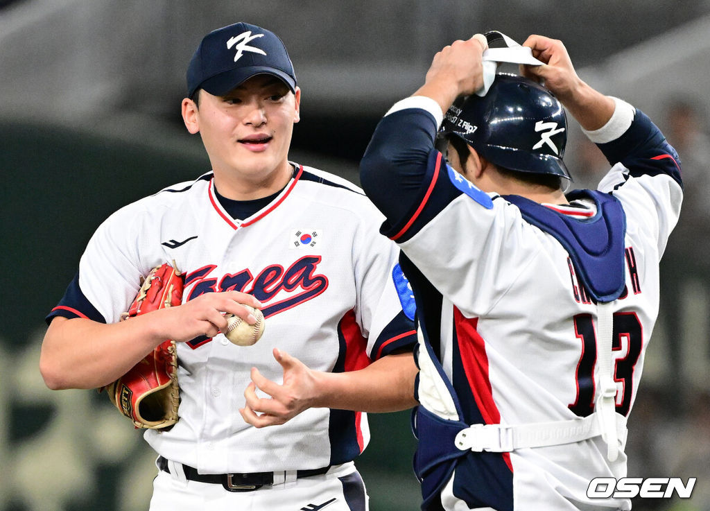 16일 오후 일본 도쿄돔에서 ‘2025 NAVER K-BASEBALL SERIES’ 대한민국과 일본의 2차전 경기가 열렸다.한국은 정우주, 일본은 카네마루 유메토를 선발투수로 내세웠다.5회초 1사 1,2루에서 마운드를 방문한 대한민국 포수 최재훈이 조병현과 이야기를 나누고 있다. 2025.11.16 /cej@osen.co.kr