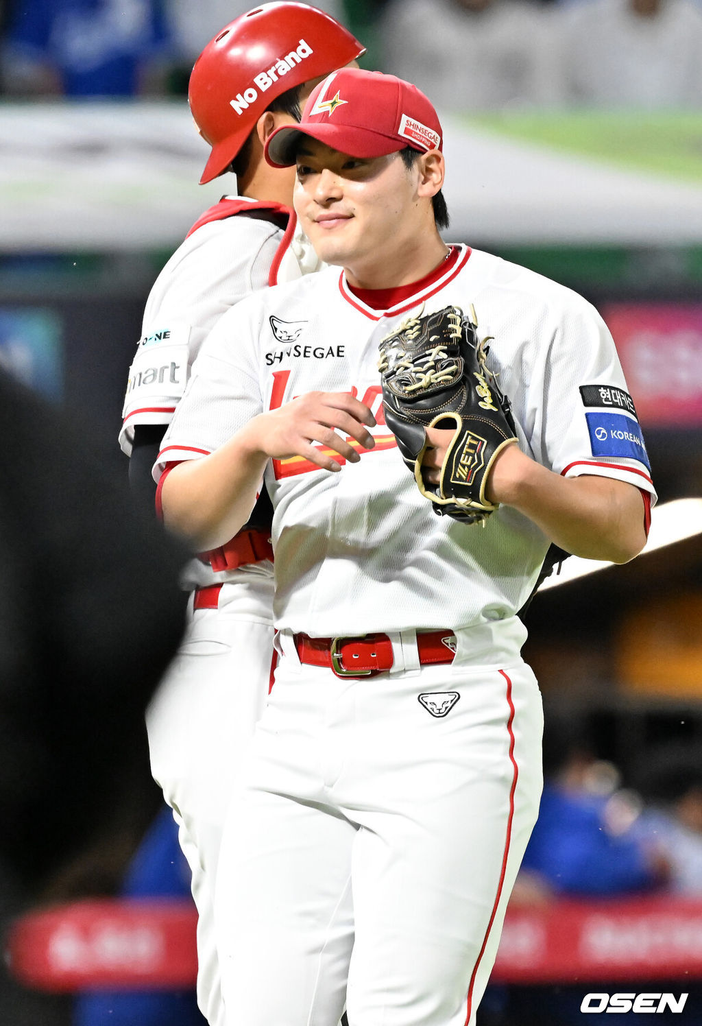 4일 오후 인천 SSG랜더스필드에서 ‘2025 신한 SOL BANK KBO리그’ SSG 랜더스와 삼성 라이온즈의 경기가 열렸다.이 경기에서 SSG은 삼성에 4-1로 승리하며 이틀 연속 제압했다. 삼성은 7연승 후 2연패에 빠졌다. 이 날 SSG 김건우는 데뷔 첫 선발승을 기록했다. 25년 3월 27일 문학 롯데전에서 4.1이닝 무실점으로 구원승을 기록한바 있으며, 선발승은 오늘이 처음이다.(개인 통산 2승)경기를 마치고 SSG 조병현이 조형우와 기쁨을 나누고 있다. 2025.06.04 / rumi@osen.co.kr