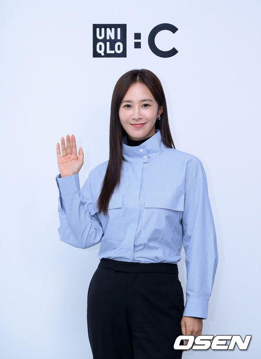 3일 서울 종로구 삼청동에 위치한 공근혜 갤러리와 갤러리 도스에서 25FW UNIQLO : C 컬렉션의 글로벌 런칭 이벤트가 열렸다.유니클로는 뉴욕, 파리, 도쿄에 이어 25FW 시즌 글로벌 이벤트 개최지로 서울을 선정했다. 이번 이벤트에는 컬렉션의 디자이너 클레어를 비롯해 주요 임원이 참석해 자리를 빛냈으며 새로운 UNIQLO : C 컬렉션의 스타일과 인스퍼레이션을 생생하게 경험하도록 했다.이번 25FW 컬렉션은 ‘모더니티 인 모션’을 주제로 포멀함과 캐주얼함을 조화시켜 가을·겨울 스타일을 재해석했으며  스위스 취리히의 세련된 도시 감성과 산악지대의 활기에서 영감을 받아 디자인됐다.행사에 참석한 배우 권유리가 포즈를 취하고 있다.  2025.09.03 /sunday@osen.co.kr<사진제공 = 유니클로 >