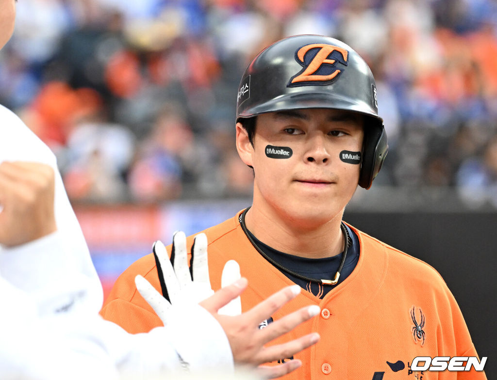 삼성은 19일 대전 한화생명볼파크에서 열린 포스트시즌 플레이오프 2차전 한화 이글스와의 경기에서 타선이 폭발하며 7-3 완승을 거뒀다.시리즈 전적 1승 1패로 동률을 만들고 홈구장 대구 삼성라이온즈파크로 돌아간다. 9회말 무사에서 한화 노시환이 좌월 솔로 홈런을 치고 더그아웃에서 환호하고 있다. 2025.10.19 /sunday@osen.co.kr