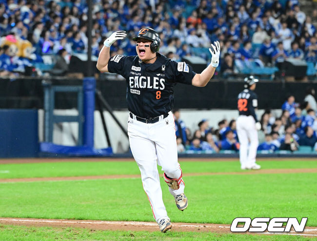 [OSEN=대구, 최규한 기자] 프로야구 한화 이글스가 삼성 라이온즈를 꺾고 한국시리즈 진출에 1승 남았다.&nbsp;한화는&nbsp;21일 대구 삼성라이온즈파크에서 열린 2025 KBO리그 플레이오프(5전 3선승제) 3차전에서 삼성에 5-4 역전승을 거뒀다. 이로써 한화는 1승만 더 거두면 2006년 이후 19년 만에 한국시리즈 무대에 진출한다.&nbsp;5회초 2사 3루 상황 한화 노시환이 역전 좌월 투런포를 날리고 포효하고 있다. 2025.10.21 / dreamer@osen.co.kr