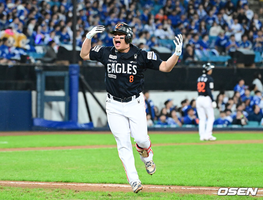 프로야구 한화 이글스가 삼성 라이온즈를 꺾고 한국시리즈 진출에 1승 남았다. 한화는 21일 대구 삼성라이온즈파크에서 열린 2025 KBO리그 플레이오프(5전 3선승제) 3차전에서 삼성에 5-4 역전승을 거뒀다. 이로써 한화는 1승만 더 거두면 2006년 이후 19년 만에 한국시리즈 무대에 진출한다. 5회초 2사 3루 상황 한화 노시환이 역전 좌월 투런포를 날리고 포효하고 있다. 2025.10.21 / dreamer@osen.co.kr