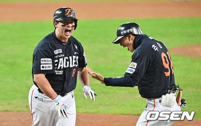 [OSEN=대구, 이석우 기자] 21일 대구 삼성라이온즈파크에서 2025 신한 SOL뱅크 KBO 플레이오프 삼성 라이온즈와 한화 이글스의 3차전 경기가 열렸다. 홈팀 삼성은 후라도가, 방문팀 한화는 류현진이 선발 투수로 출전했다.한화 이글스 노시환이 5회초 2사 3루 좌월 역전 2점 홈런을 치고 환호하고 있다. 2025.10.21 / foto0307@osen.co.kr