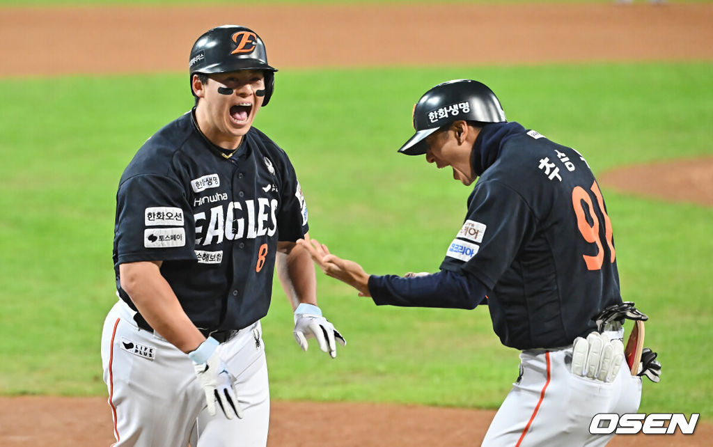 21일 대구 삼성라이온즈파크에서 2025 신한 SOL뱅크 KBO 플레이오프 삼성 라이온즈와 한화 이글스의 3차전 경기가 열렸다. 홈팀 삼성은 후라도가, 방문팀 한화는 류현진이 선발 투수로 출전했다.한화 이글스 노시환이 5회초 2사 3루 좌월 역전 2점 홈런을 치고 환호하고 있다. 2025.10.21 / foto0307@osen.co.kr