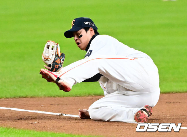 [OSEN=대전, 지형준 기자] 29일 대전시 중구 부사동 대전한화생명볼파크에서 2025 신한 SOL Bank KBO리그 포스트시즌 한국시리즈 3차전 한화 이글스와 LG 트윈스의 경기가 진행됐다.이날 경기에 한화는 폰세를, LG는 손주영을 선발투수로 내세웠다. 5회초 무사에서 한화 노시환이 LG 박동원의 3루 땅볼 타구를 처리하고 있다. 2025.10.29 /jpnews@osen.co.kr