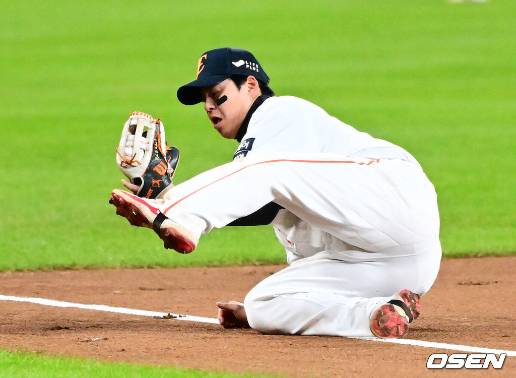 29일 대전시 중구 부사동 대전한화생명볼파크에서 2025 신한 SOL Bank KBO리그 포스트시즌 한국시리즈 3차전 한화 이글스와 LG 트윈스의 경기가 진행됐다.이날 경기에 한화는 폰세를, LG는 손주영을 선발투수로 내세웠다. 5회초 무사에서 한화 노시환이 LG 박동원의 3루 땅볼 타구를 처리하고 있다. 2025.10.29 /jpnews@osen.co.kr