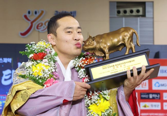 윤필재는 17일 경상북도 문경시에서 열린 위더스제약 2025 민속씨름 문경오미자장사씨름대회 태백장사(80kg이하) 결정전(5전 3승제)에서 김원호(증평군청)를 3-0으로 꺾었다. / 대한씨름협회