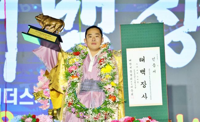 윤필재는 17일 경상북도 문경시에서 열린 위더스제약 2025 민속씨름 문경오미자장사씨름대회 태백장사(80kg이하) 결정전(5전 3승제)에서 김원호(증평군청)를 3-0으로 꺾었다. / 대한씨름협회