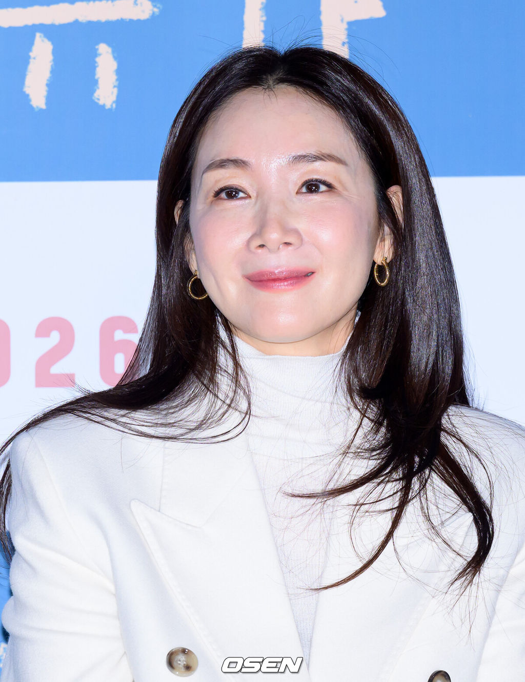 18일 오전 서울 CGV 용산아이파크몰에서 영화 ‘슈가’ 제작보고회가 열렸다.‘슈가’는 1형 당뇨 판정을 받은 어린 아들을 구하기 위해 고군분투하다 끝내 세상을 바꾸어 버린 한 엄마의 기적 같은 이야기를 그린 휴먼 드라마다.배우 최지우가 취재진의 질문을 듣고 있다. 2025.12.18 /sunday@osen.co.kr