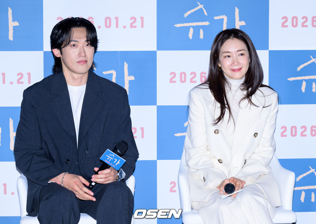 18일 오전 서울 CGV 용산아이파크몰에서 영화 ‘슈가’ 제작보고회가 열렸다.‘슈가’는 1형 당뇨 판정을 받은 어린 아들을 구하기 위해 고군분투하다 끝내 세상을 바꾸어 버린 한 엄마의 기적 같은 이야기를 그린 휴먼 드라마다.배우 민진웅과 최지우가 취재진의 질문을 듣고 있다. 2025.12.18 /sunday@osen.co.kr