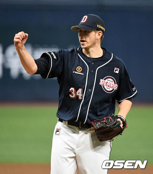 [OSEN=고척, 지형준 기자] 23일 오후 서울 고척스카이돔에서 ‘2020 신한은행 SOL KBO리그’ 포스트시즌 한국시리즈 5차전 NC 다이노스와 두산 베어스의 경기가 열렸다.5회말 2사 2루에서 두산 플렉센이 NC 박민우를 상대하며 스윙 제스처를 취하고 있다. /jpnews@osen.co.kr