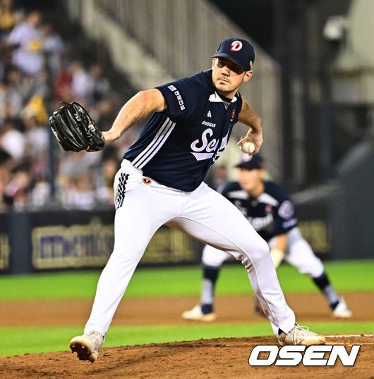 [OSEN=잠실, 지형준 기자] 30일 서울 잠실구장에서 ‘2025 신한 SOL Bank KBO리그’ LG 트윈스와 두산 베어스의 시즌 16차전이 열렸다.LG는 정규시즌 우승 매직넘버가 ‘1’이다. 승리를 한다면, 우승을 결정짓게 된다. 9위가 확정된 두산은 시즌 최종전이다.&nbsp;LG는 송승기, 두산은 콜어빈이 선발로 나섰다.7회말 두산 잭로그가 역투하고 있다. 2025.09.30 /jpnews@osen.co.kr