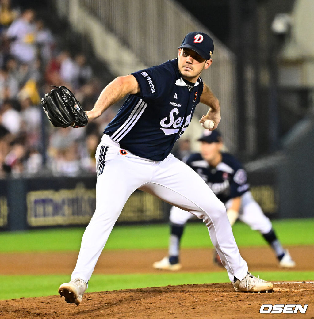 30일 서울 잠실구장에서 ‘2025 신한 SOL Bank KBO리그’ LG 트윈스와 두산 베어스의 시즌 16차전이 열렸다.LG는 정규시즌 우승 매직넘버가 ‘1’이다. 승리를 한다면, 우승을 결정짓게 된다. 9위가 확정된 두산은 시즌 최종전이다. LG는 송승기, 두산은 콜어빈이 선발로 나섰다.7회말 두산 잭로그가 역투하고 있다. 2025.09.30 /jpnews@osen.co.kr